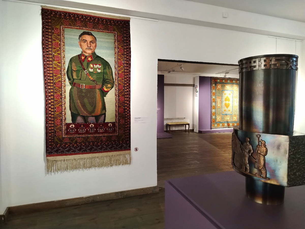 фотография из архива музея-заповедника "Изборск" ковёр с портретом К. Е. Ворошилова. 1935. Туркменская ССР