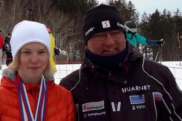    Варвара Ворончихина со своим первым тренером. Фото: Министерство спорта Иркутской области