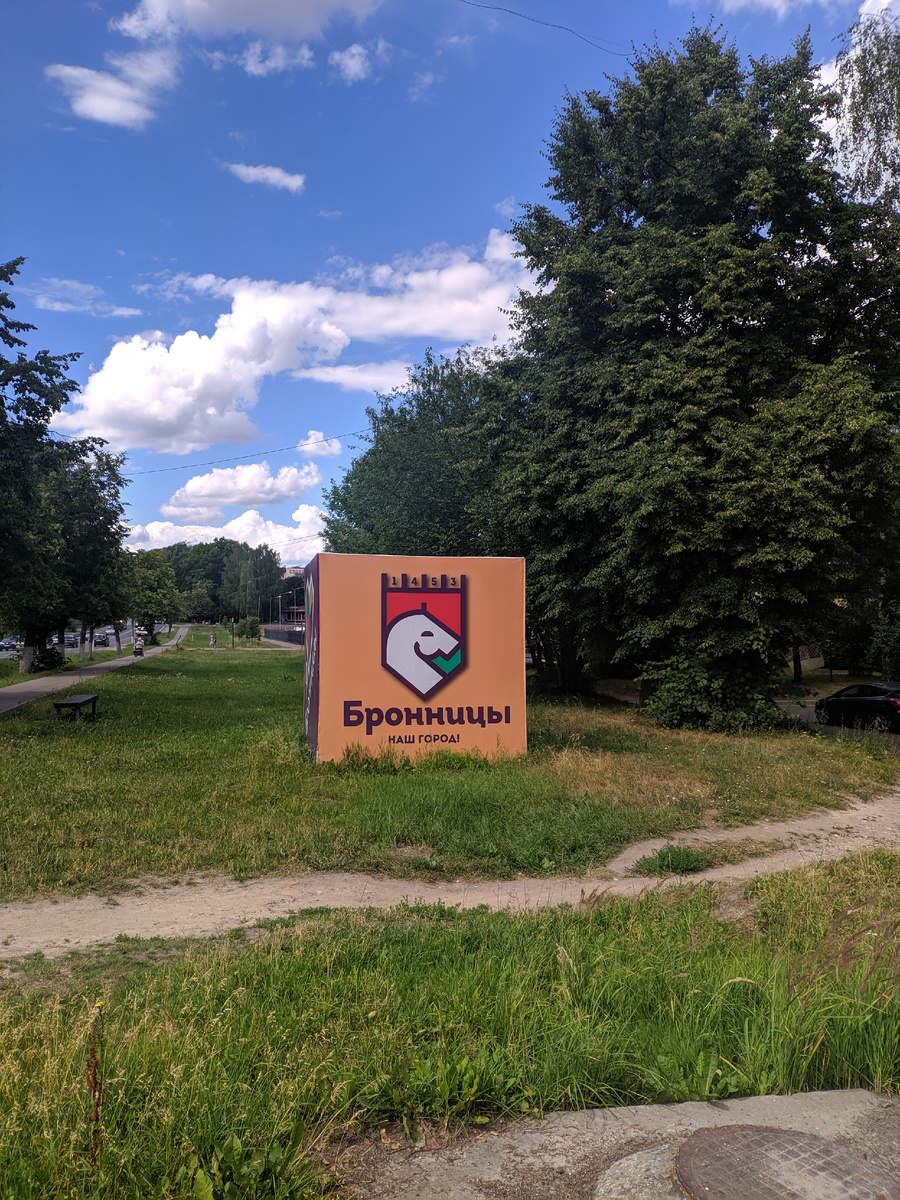 Мотайте фото кнопкой справа