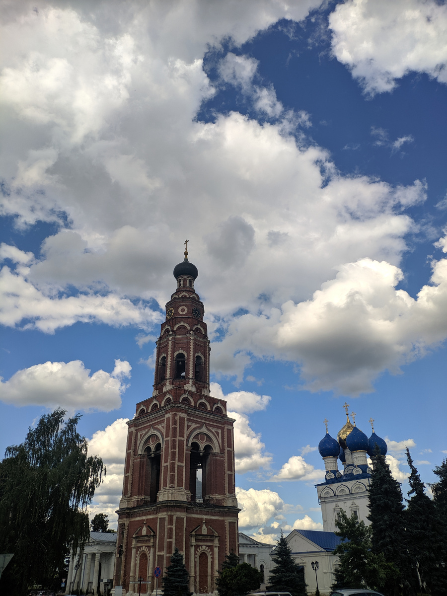 Мотайте фото кнопкой справа