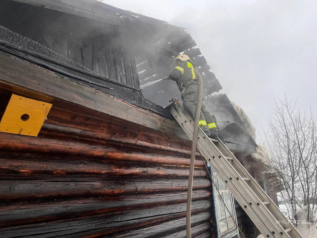    В Афанасьевском округе из-за дымохода загорелся трехквартирный дом