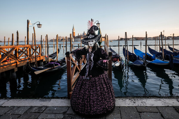 Участница традиционного карнавала на Гранд-канале в Венеции, 1 февраля 2026 года / Mirco Toniolo/Keystone Press Agency/Global Look Press   📷