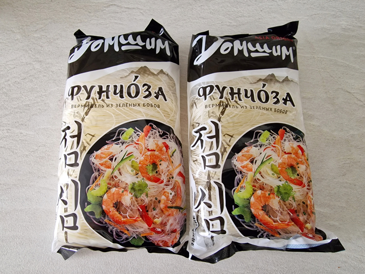 А на ужин семья ела куру и салат из фунчозы на гарнир