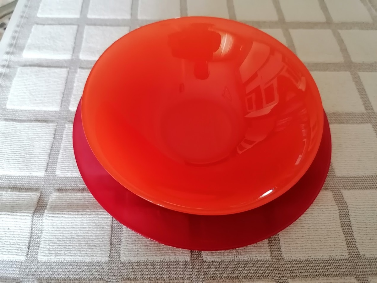 Обеденная тарелка и губокая тарелка, которая сейчас может использоваться и как салатник, и как суповая. Фото автора