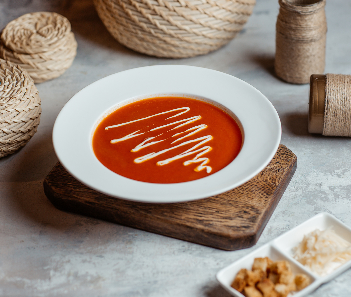 Кто ещё помнит, как выглядят классические суповые тарелки? Фото: Freepik