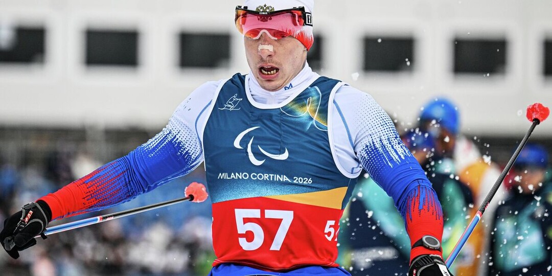 Родители бросили его в роддоме, а он все равно нашел маму: этот мальчик со страшным диагнозом вырос и принес России золото Паралимпиады