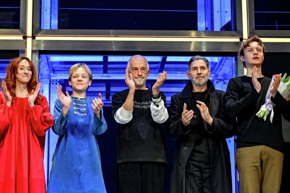    Художественный руководитель Театра на Малой Ордынке и режиссер-постановщик спектакля «Лавр» Эдуард Бояков (в центре) на сцене Театра на Малой Ордынке. Фото: РИА Новости/ Екатерина Чеснокова