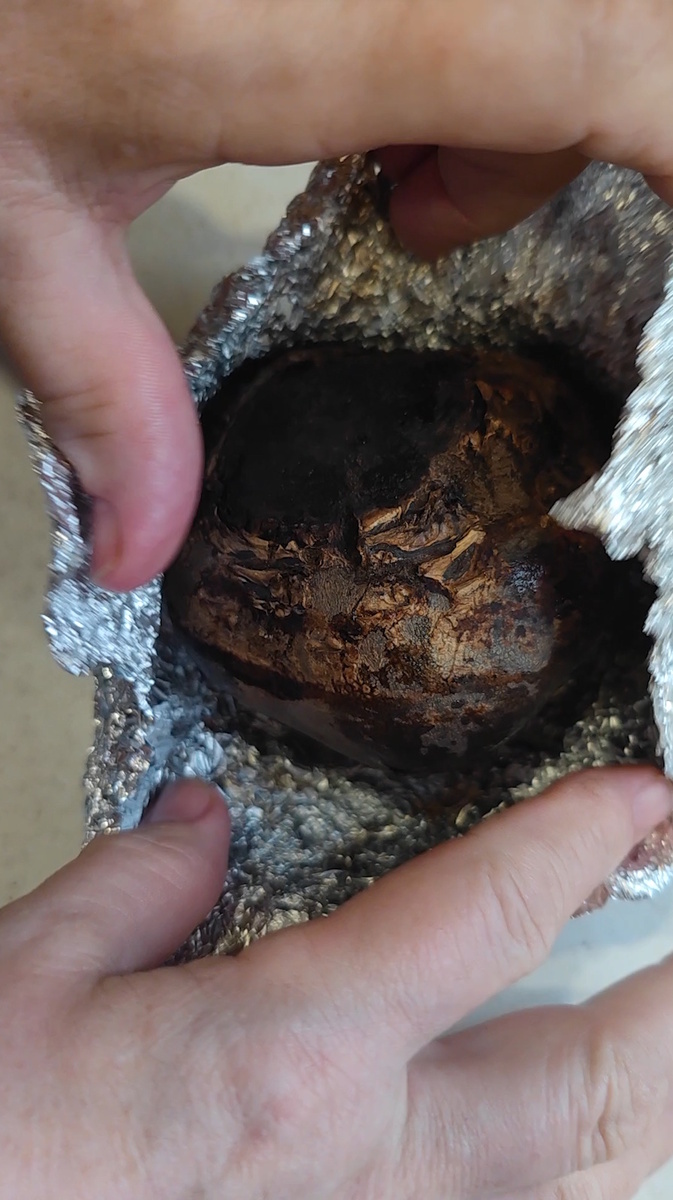 Я запекала свеклу в фольше при 190 градусах цельсия.