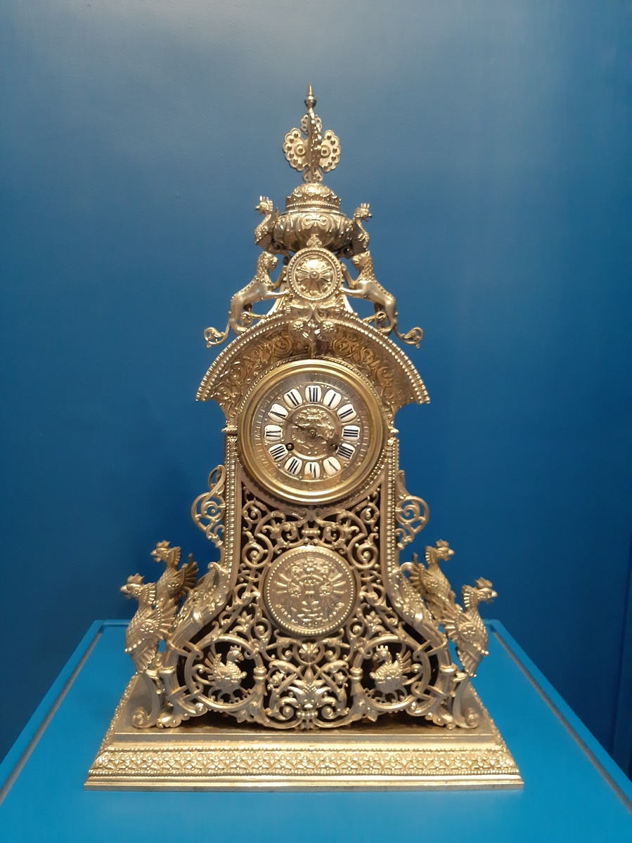 ЧАСЫ КАМИННЫЕ (Россия, Москва, конец XIX-начало ХХ вв.  Мастер А.Н. Соколов.  Никель, стекло, эмаль; литье, чеканка, гравировка)