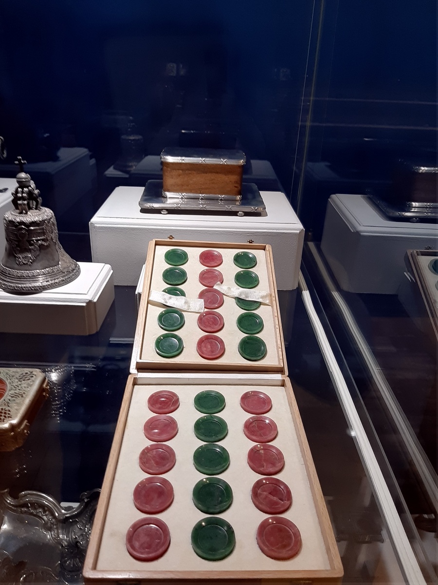 НАБОР ФИШЕК ДЛЯ ИГРЫ В НАРДЫ (Россия, Санкт-Петербург, конец ХIX-начало ХХ вв.Фирма К. ФабержеРозовый и зеленый нефрит; резьба, шлифовка)