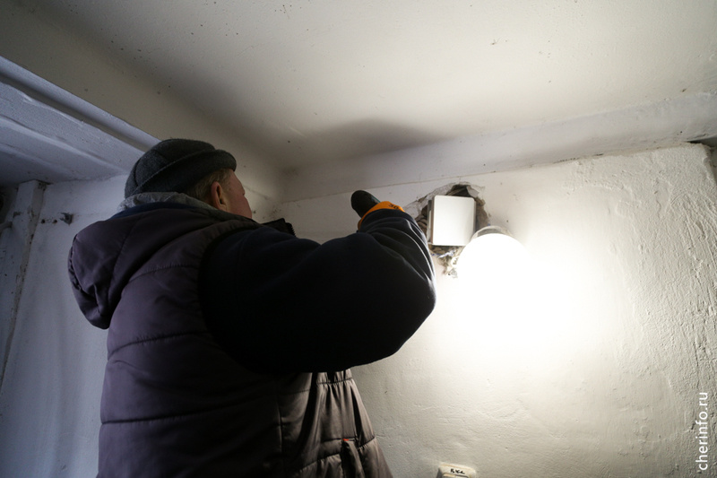    Уличные лампы обновляют по новому городскому проекту "Светлый двор"