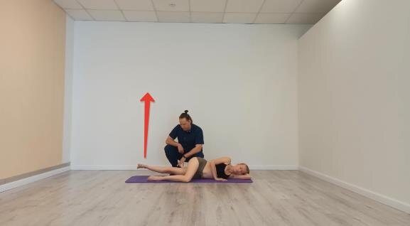 На изображении показано упражнение для уркпления колена