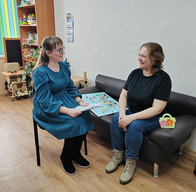 Першина Вероника Вячеславовна беседует с мамой ребёнка