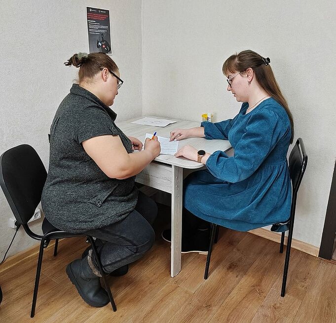 Першина Вероника Вячеславовна и женщина подписывают документ