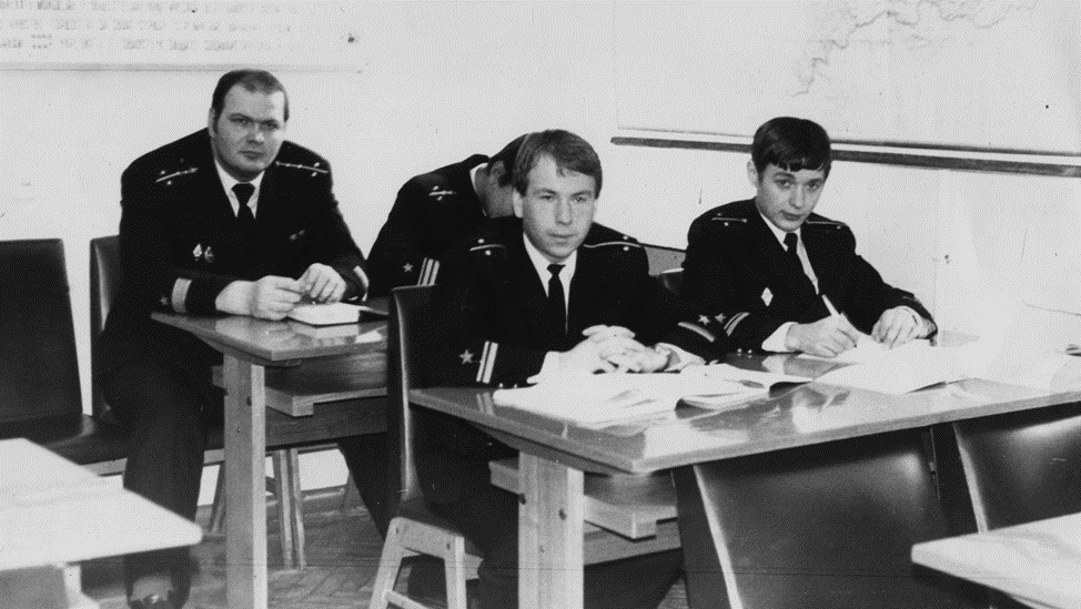 в ленкомнате на ЦУКСиНе. Какие-то занятия. Мы с Лёшей.