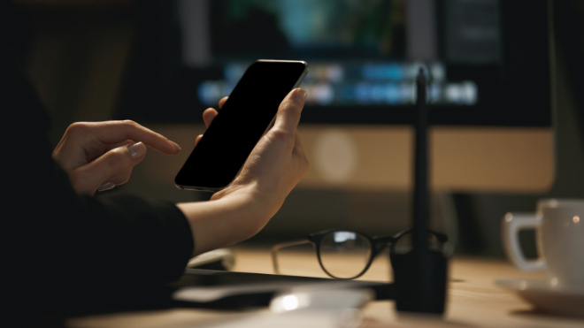 Фото: https://ru.freepik.com/free-photo/cropped-photo-young-woman-designer-chatting-by-phone_7851687.htm#fromView=search&page=1&position=1&uuid=c7c73433-8102-405a-861b-65d484ef86d6&query=phone