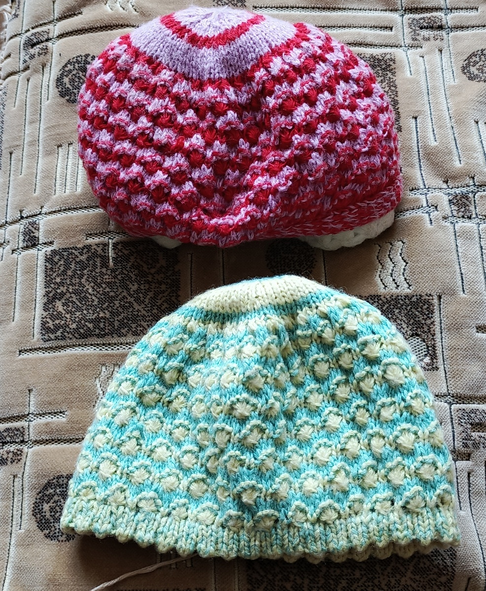 Шапочки моей мамы и связанные её руками.