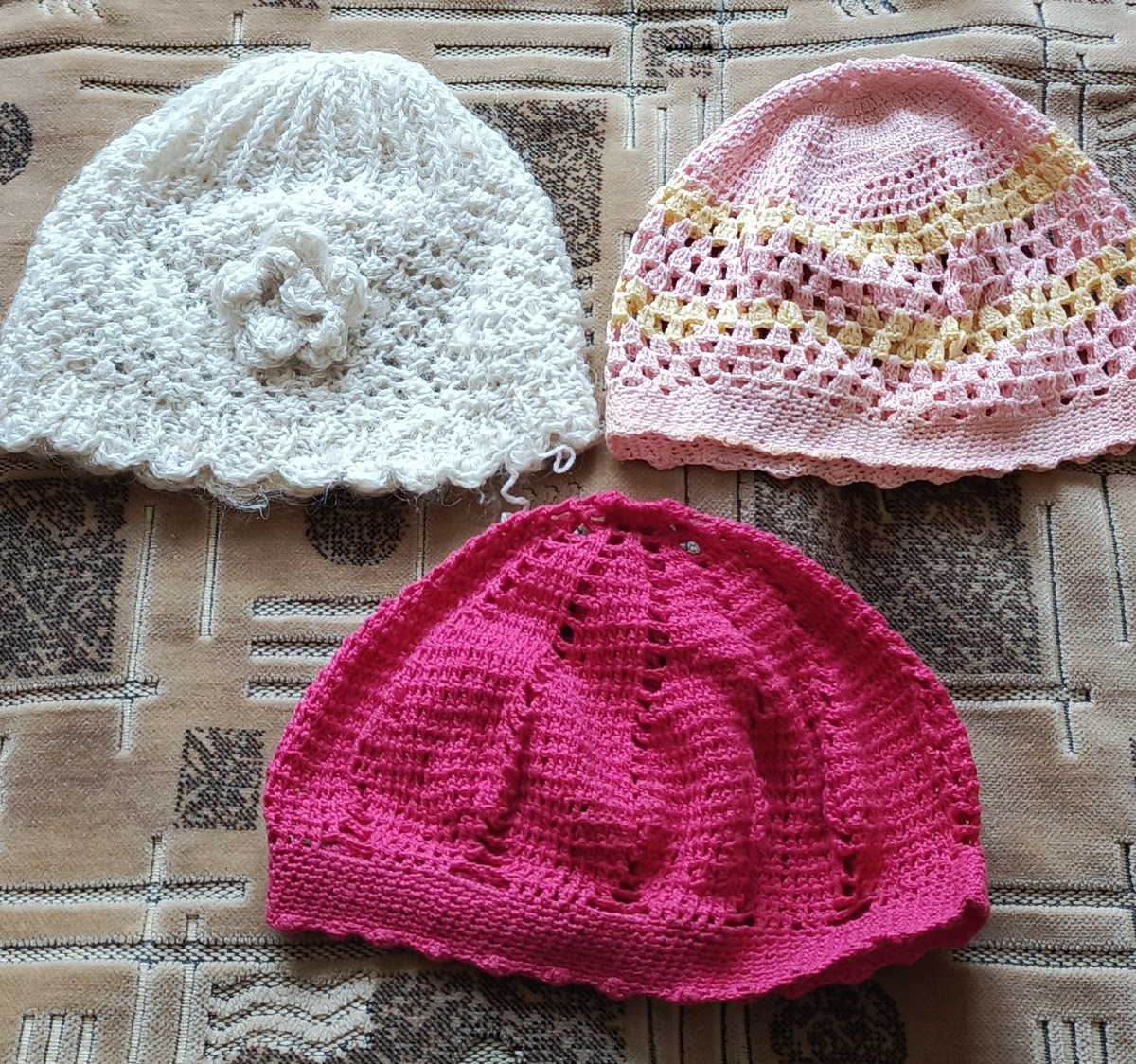 ШапочкИ связанные мамой