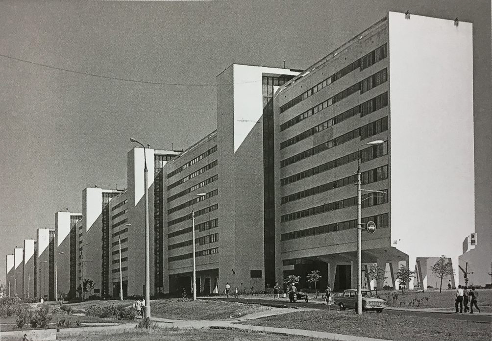 Дом-флейта со стороны двора – хорошо видны выступающие шахты лифтов и лестничных пролётов. Начало 1970-х. Фото: pastvu.com