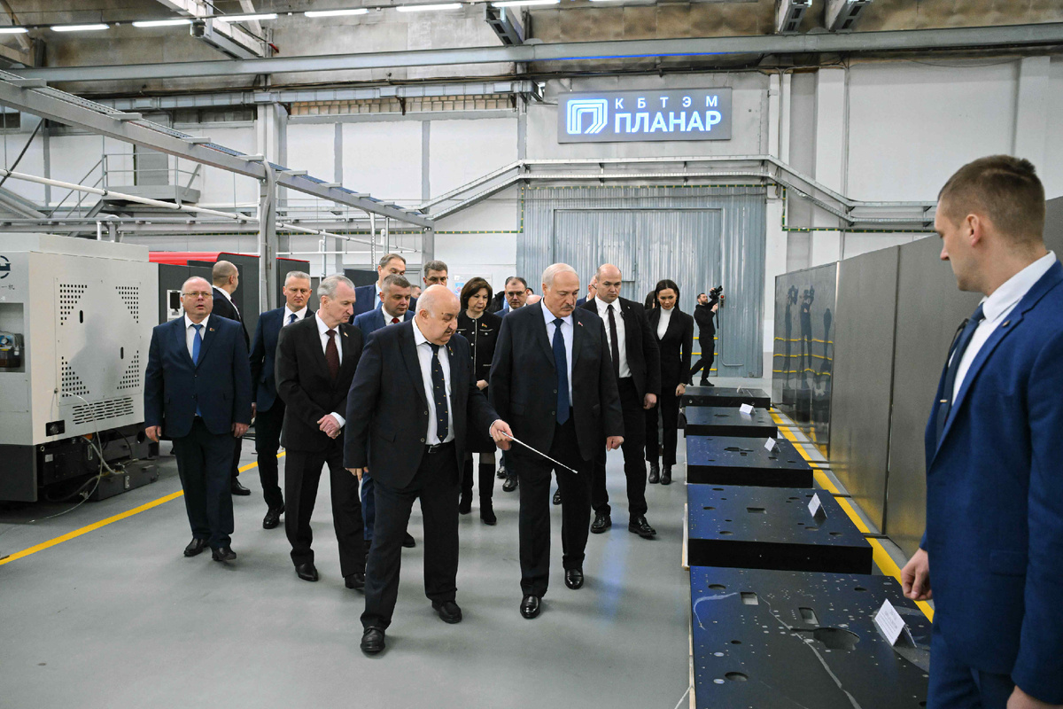 Президент Белоруссии посещает «Планар». Изображение: president.gov.by