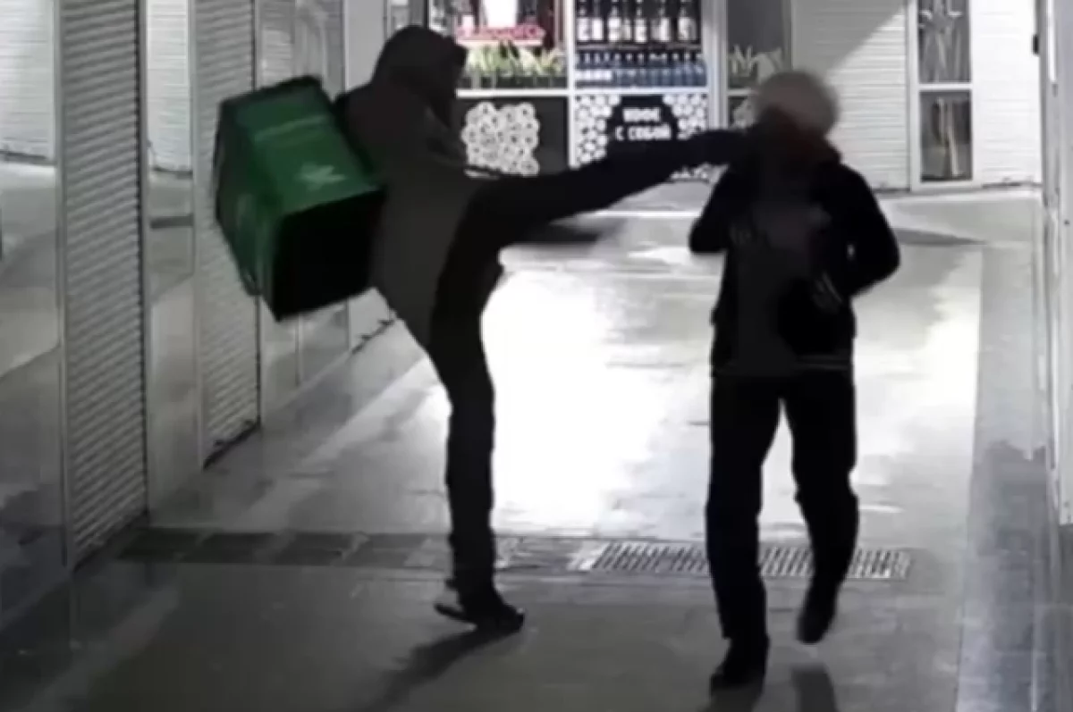 Доставщик бъёт 71-летнюю женщину, вероятно, за замечание.  От удара бабушка упала и ударилась головой о пол и стену / кадр из видео / Telegram-канал АСТ-54 Black