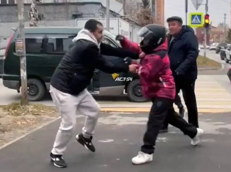 Почти ивсе доставщики трусливо скрывают лица под шлемами и масками.