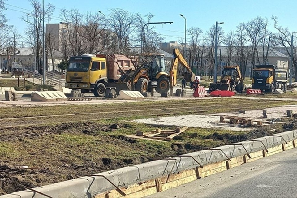    В Мариуполе приступили к дорожным работам, согласно плану на 2026 год. Фото: ТГ/Кольцов