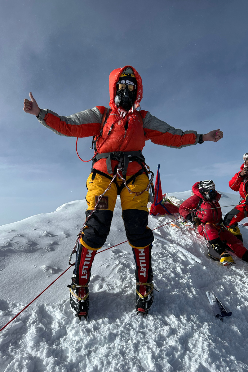 В горах узнать публичного человека непросто, а оценивать его будут не по количеству подписчиков. Фото: Людмила Коробешко на вершине К2, или Чогори, 8611 метров