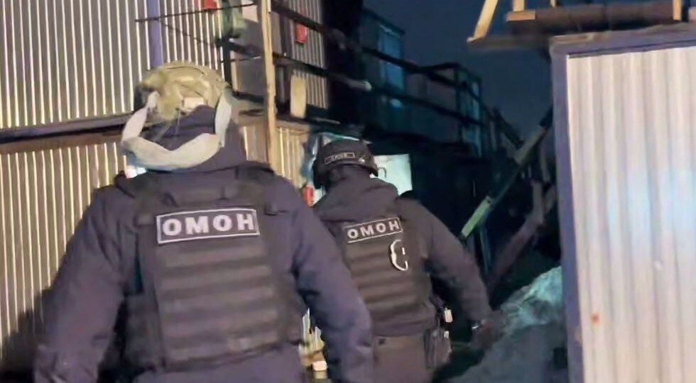 Рейды идут, а толку нет. Мигранты закрывались в бытовках и выбрасывали документы во время проверки стройки под Питером