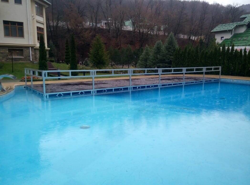 Полностью алюминиевый подиум с влагостойкой фанерой, установленный прямо в бассейн в г. Сочи