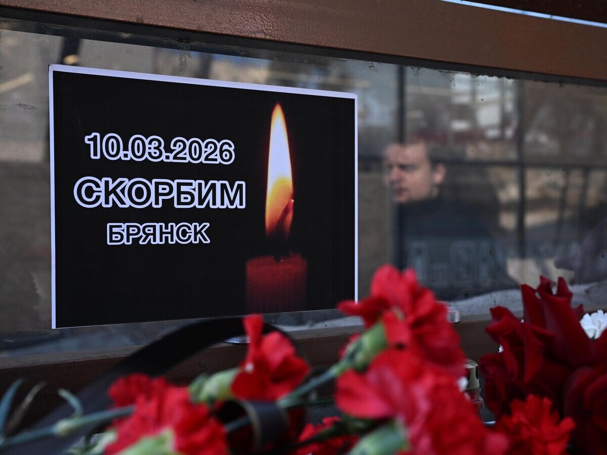    Стихийный мемориал жертвам ракетного удара ВСУ по Брянску | © РИА Новости / Максим Блинов