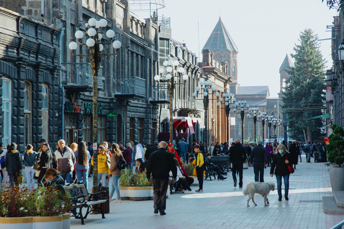 Пешеходная улица в историческом центре Гюмри - одного из самых красивых городов Армении. Город известен архитектурой из чёрного туфа, атмосферой старого города и богатой культурной жизнью.