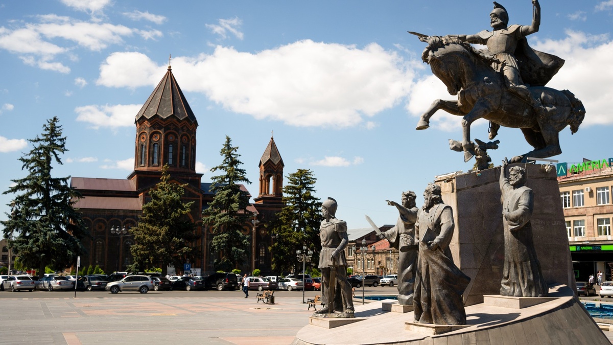 Площадь Вардананц - сердце города Гюмри и главная точка начала прогулки по историческому центру.