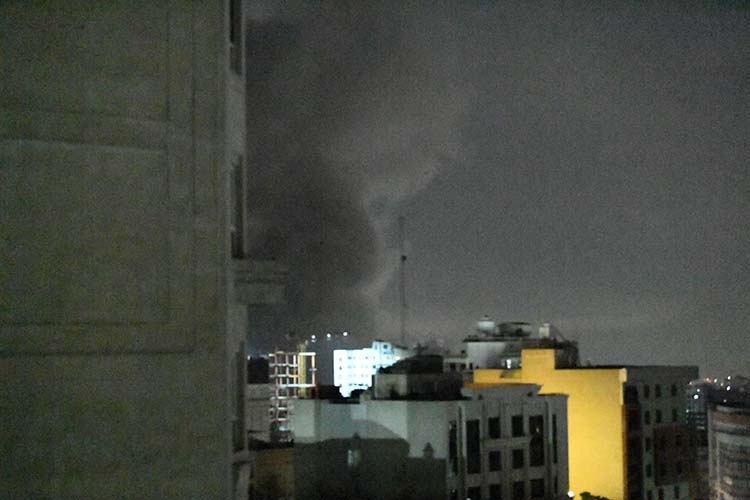    Густой дым над зданиями после авиаударов.   
Фото: © Sha Dati /XinHua / www.globallookpress.com