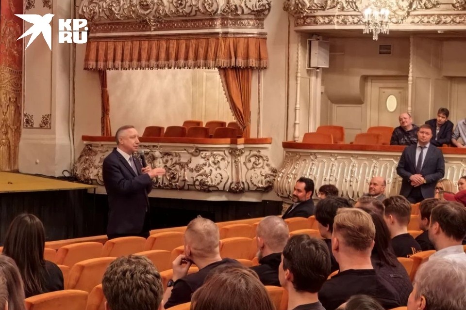    Перед коллективом Михайловского театра зачитали приказ о назначении. Александр ДЫБИН