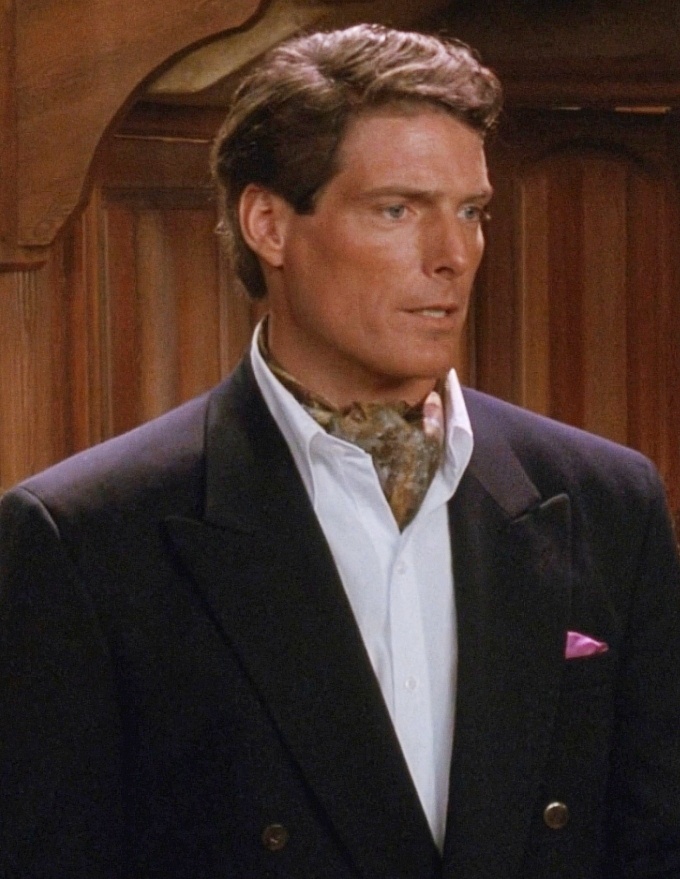 Кристофер Рив наиболее известный по роли Супермена в серии фильмов 1978–1987 годов, эталон мужской красоты и физической формы в киноиндустрии. Его образ сочетал в себе четко выразительные, идеальные классические черты лица, атлетизм и способность воплощать образ «мягкой силы»