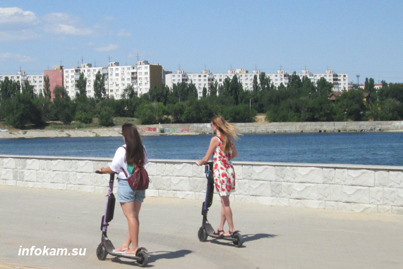    По набережной Камышина на электросамокате