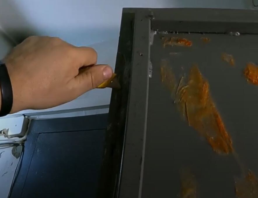 Содрал ножом