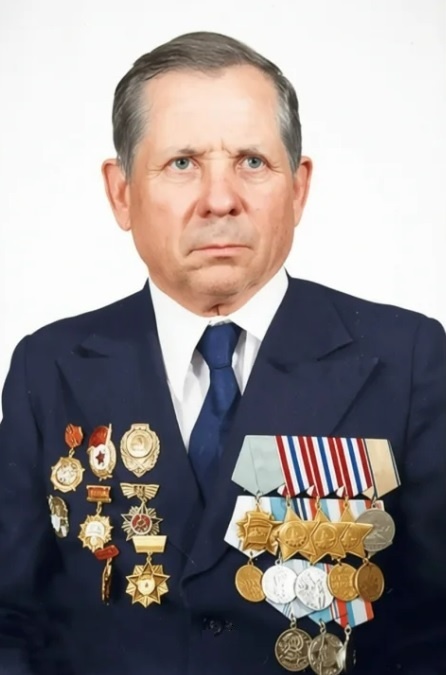 Фото Данилова Михаила Яковлевича, расцвеченное фондом "Исток" в рамках проекта "Ушедшим в разведку навечно" с помощью искусственного интеллекта.