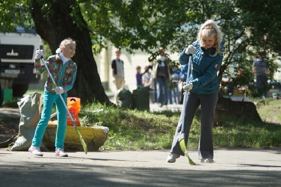    Совместными усилиями гораздо легче привести в надлежащий вид дворы и скверы, которые нуждаются в уборке Алексей БУЛАТОВ