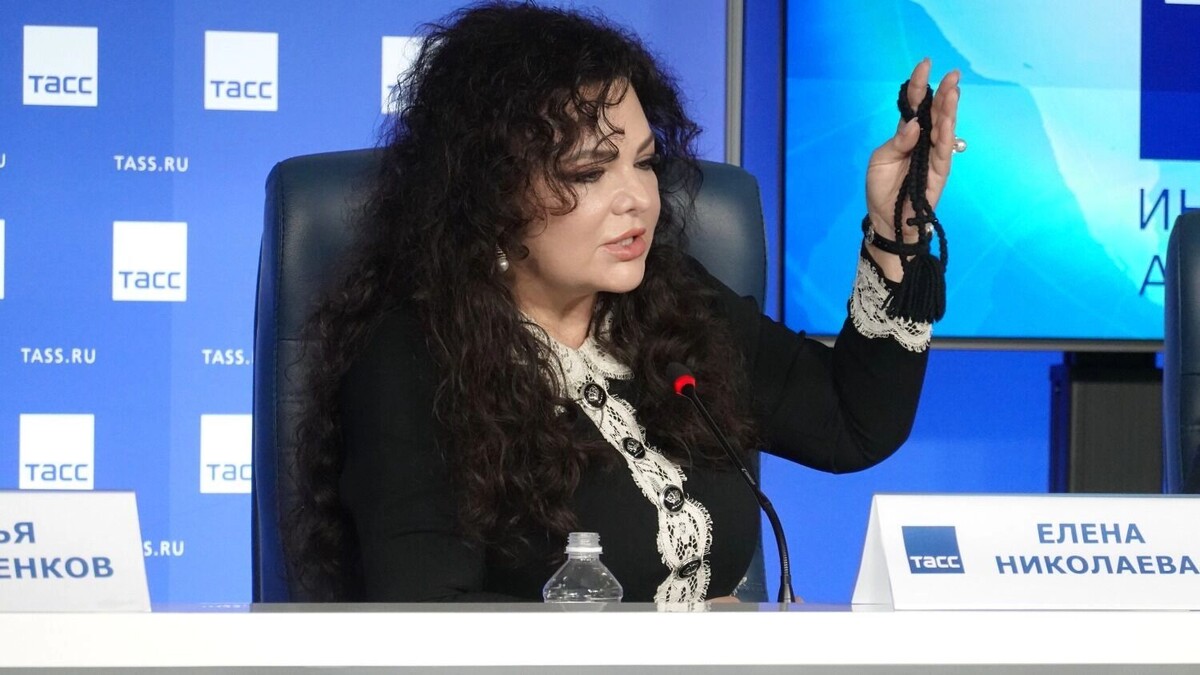    Елена Николаева показала журналистам четки, подаренные ей знаменитым старцем.   newizv.ru