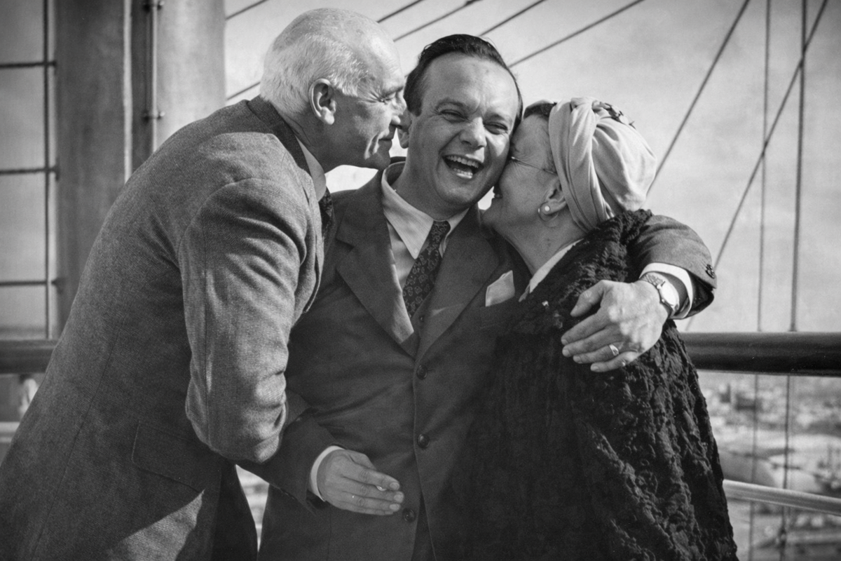 Астор Пьяццолла с родителями