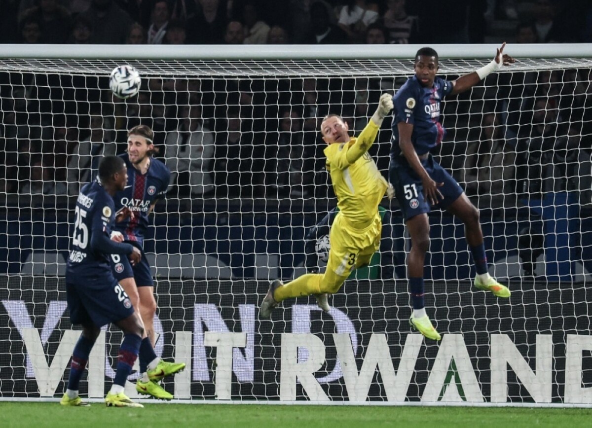     Иностранные фаны о конкуренции Сафонова и Шевалье в «ПСЖ»: россиянин сейчас лучше — просто факт