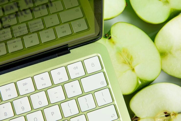    К счастью, Apple не стала менять механизм — только изменила картинки на клавишах. Изображение: The Verge
