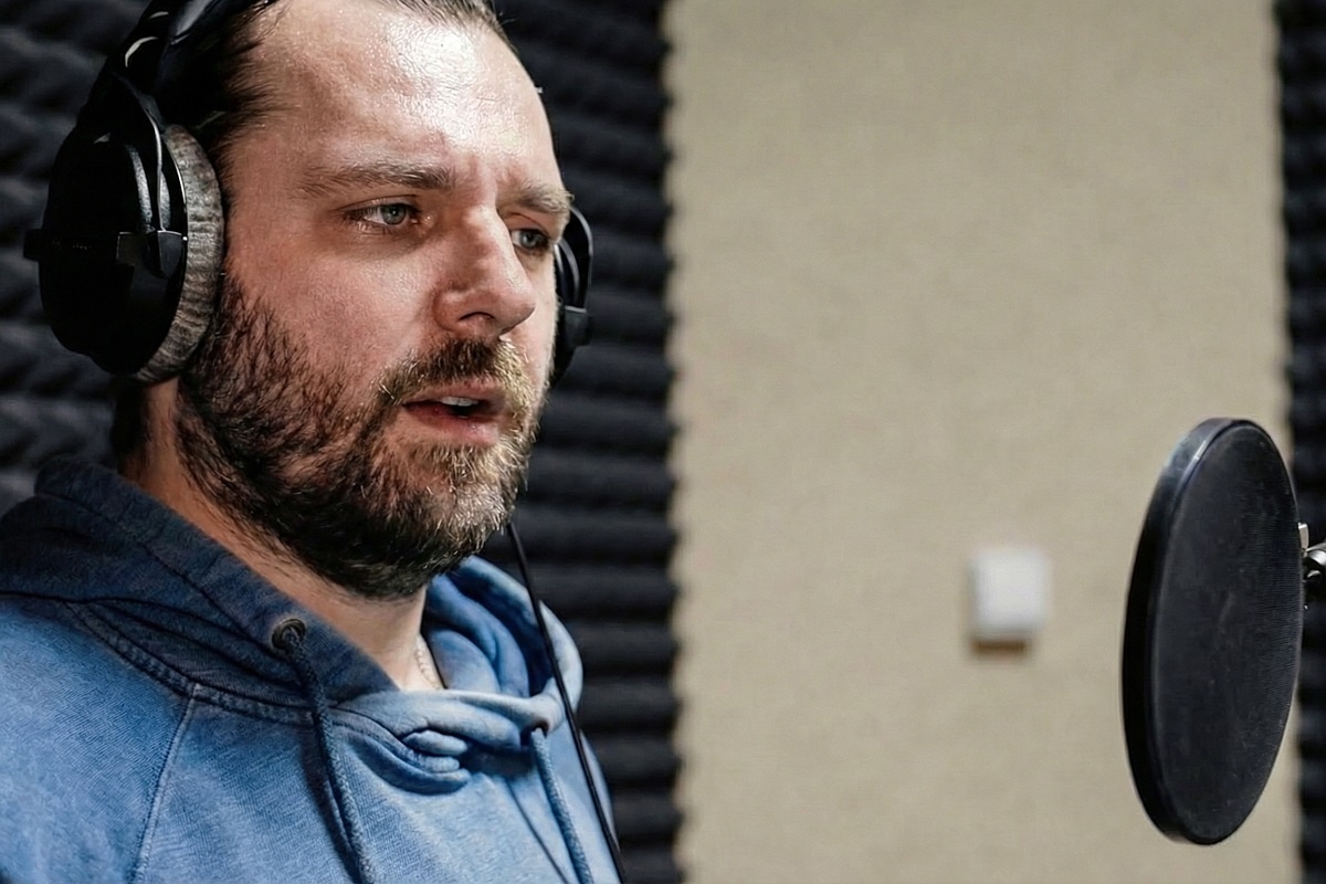    Антон Савенков озвучивал Шарика сначала в радиоспектакле, в рекламных роликах и проектах от «Простоквашино»