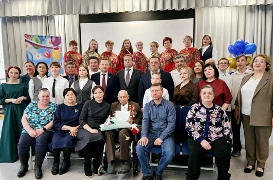    Уральцы торжественно поздравили ветерана с вековым юбилеем. Фото: Департамент информполитики Свердловской области