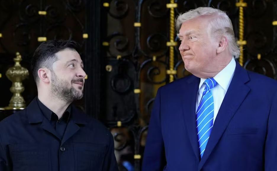 Президент США Дональд Трамп и президент Украины Владимир Зеленский недавно провели сравнительный анализ геополитического положения Украины с помощью карточной игры © Alex Brandon/AP