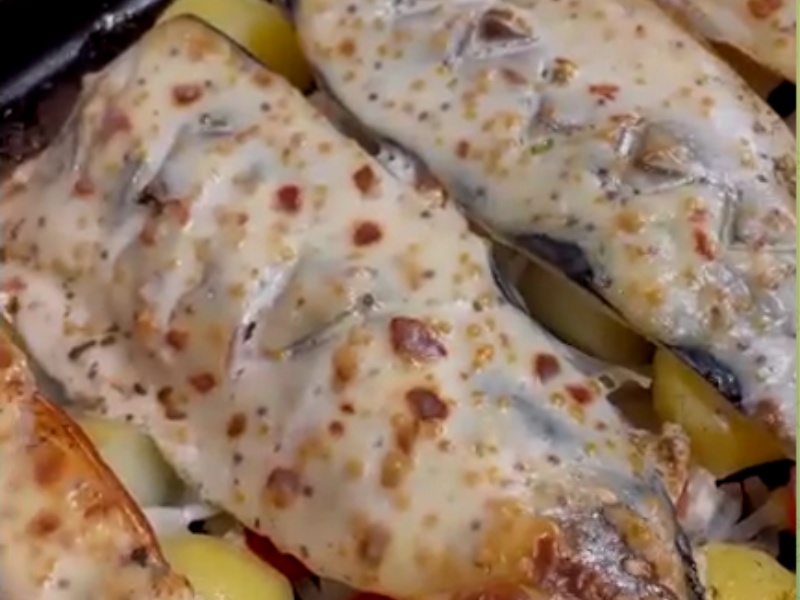 Запеченная скумбрия с картошкой