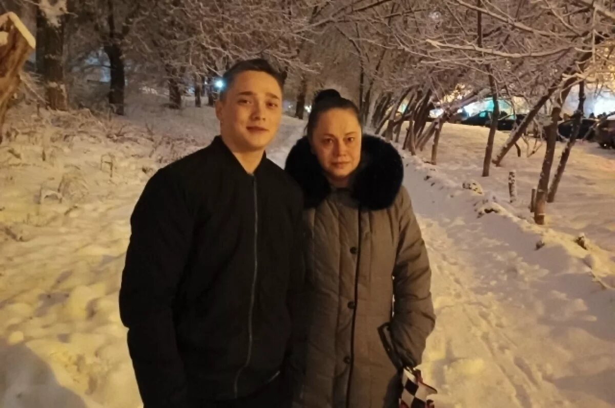    Сергей Ярашев сфотографировался с мамой перед проводами в армию.