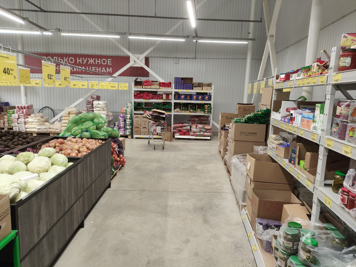 Вдалеке стеллаж с макаронными изделиями